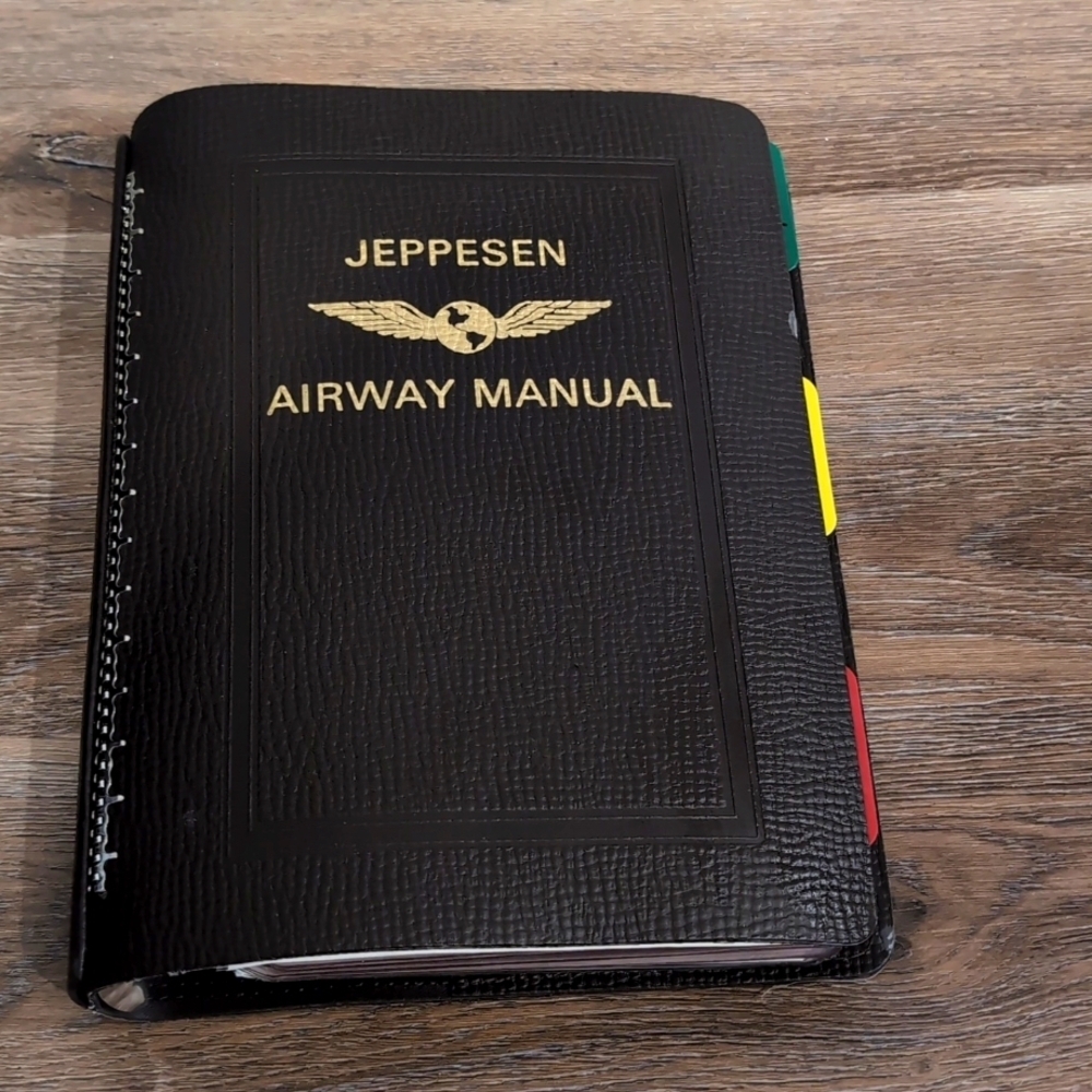 Jeppersen Flight Bag / Book Bag / Travel Bag / Computer Bag & 1998 Airway Manual - Picture 6 of 8